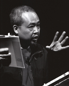 Photo of Linh Dinh speaking.