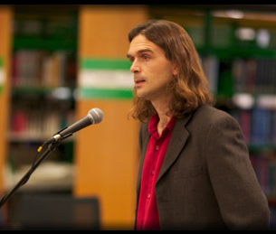 Photo of Sebastiaan Farber speaking at a microphone.
