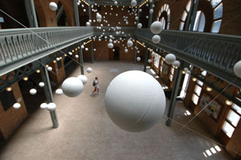 Photo of J. Ignacio Diaz de Rábago's installation of floating balls over a walkway, mounted by strings.